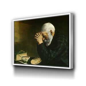 Puede incluir: Una pintura de un hombre mayor con barba blanca, que lleva una chaqueta de cuadros verdes, rezando con las manos juntas. Est&aacute; sentado en una mesa con un taz&oacute;n de sopa, una hogaza de pan y un libro.