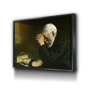 Puede incluir: Una pintura de un hombre mayor con barba blanca, que lleva una chaqueta de cuadros verdes, rezando con las manos juntas. Est&aacute; sentado a una mesa con un taz&oacute;n de sopa y una hogaza de pan delante de &eacute;l.
