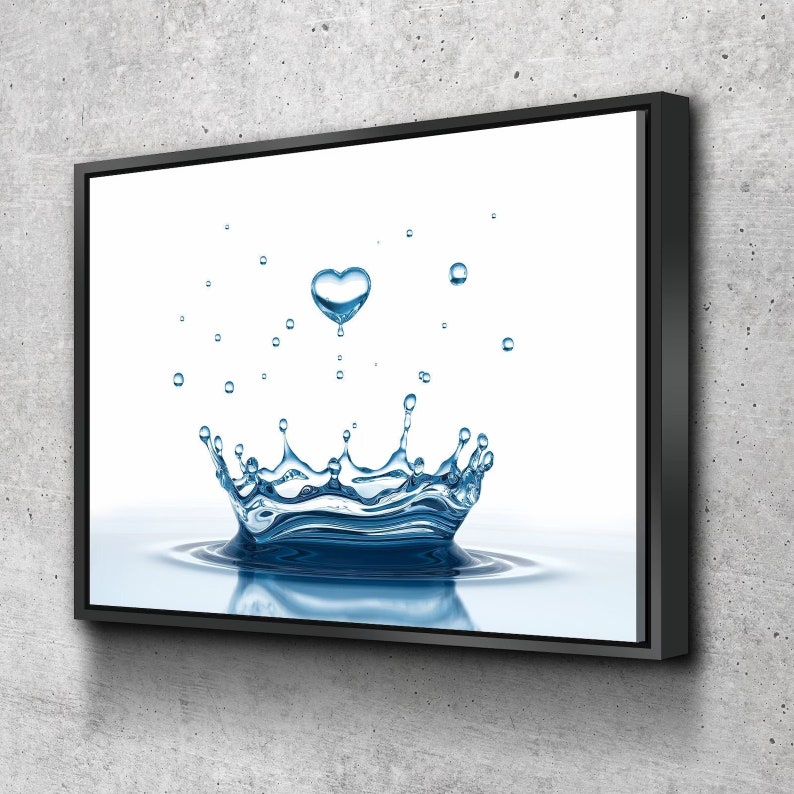 Puede incluir: Una gota de agua azul en forma de coraz&oacute;n cae en una salpicadura de agua con forma de corona. La salpicadura de agua es azul y blanca y tiene un efecto de ondulaci&oacute;n. El fondo es blanco.