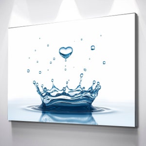 Puede incluir: Una gota de agua azul en forma de coraz&oacute;n cae en un charco de agua, creando una salpicadura en forma de corona.