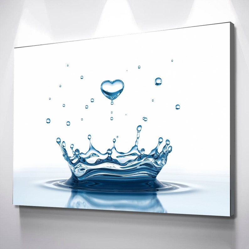 Puede incluir: Una gota de agua azul en forma de coraz&oacute;n cae en un charco de agua, creando una salpicadura en forma de corona.