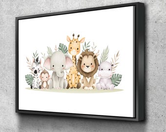 Puede incluir: Una ilustración de acuarela de un grupo de animales de la selva, incluyendo un elefante, una jirafa, un león, una cebra y un mono. Los animales están rodeados de hojas verdes y flores.