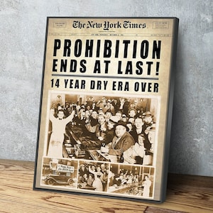 Könnte beinhalten: Ein Vintage-Zeitungsartikel aus der New York Times, der das Ende der Prohibition im Jahr 1933 ankündigt. Die Schlagzeile lautet "Prohibition Ends At Last! 14 Year Dry Era Over". Das Bild zeigt eine Gruppe von Menschen, die in einer Bar feiern.