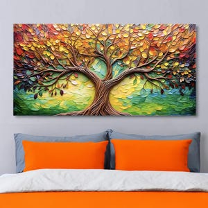 Può includere: Un'opera d'arte su tela rettangolare raffigurante un albero strutturato con tronco e rami marroni. Le foglie sono un mix di giallo, arancione, rosso e verde. Lo sfondo passa dal verde al giallo. L'opera d'arte è esposta sopra cuscini e biancheria da letto arancioni.