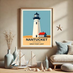 Könnte beinhalten: Ein Vintage-Poster mit einem weißen Leuchtturm und einem roten Haus davor. Das Poster trägt den Text "NANTUCKET" und "GREAT POINT LIGHT" in schwarzen Buchstaben.
