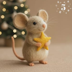 Könnte beinhalten: Eine nadelgefilzte, beige Mausfigur mit großen, abgerundeten Ohren, einer rosa Nase und einem langen Schwanz, die einen leuchtend gelben fünfzackigen Stern hält. Die Zahl 5 ist in der oberen rechten Ecke abgebildet, umgeben von weißen Schneeflocken.