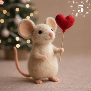 Könnte beinhalten: Eine handgefertigte, beige Mäusefigur, die einen herzförmigen roten Ballon hält. Die Maus hat große Ohren, eine rosa Nase und einen langen, gekräuselten Schwanz. Die Zahl 5 wird in Weiß mit Sternakzenten angezeigt.