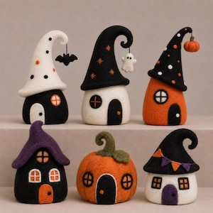 Pode incluir: Seis casas decorativas de feltro e uma abóbora. A fila superior apresenta três casas com telhados pontiagudos das quais pendem um morcego, um fantasma e uma abóbora. A fila inferior inclui uma casa com telhado roxo, uma abóbora e uma casa com bandeirinhas.