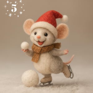 Puede incluir: Una caprichosa figura de ratón de fieltro con un gorro de Papá Noel rojo, una bufanda marrón y patines. El ratón sostiene una bola de nieve y patina sobre una superficie nevada. El número "5" se muestra en la esquina superior izquierda, rodeado de copos de nieve.