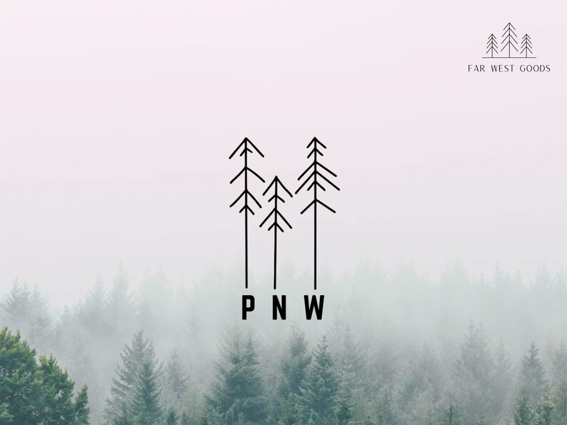 Pu&ograve; includere: Un grafico in bianco e nero di tre pini stilizzati con il testo "PNW" sotto. Il grafico &egrave; posizionato su uno sfondo di una foresta nebbiosa.