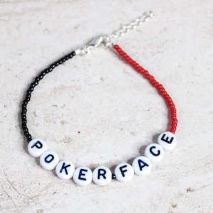 Pulseira de contas Poker Face – Contas pretas e vermelhas – Acabamento prateado – Pulseira da amizade de 7 polegadas + extensor de 1 polegada – Joia artesanal para presente