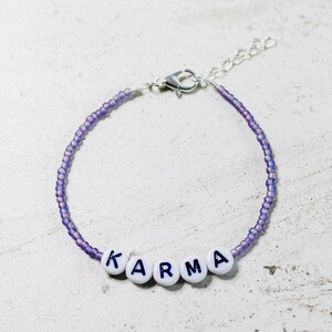 Pulsera Karma: Pulsera morada con cuentas y letras, regalo espiritual ajustable, joyería moderna con vibras positivas.