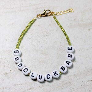 Pulsera de la Buena Suerte: Pulsera de Cuentas Verdes con Letras, Joya con Dije Ajustable, Regalo Bonito y con Vibras Positivas