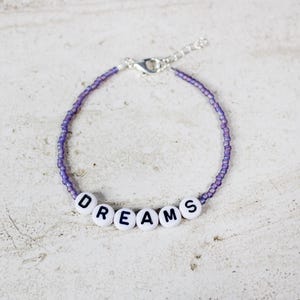 Dreams Perlen Armband – Lila Rocailles Perlen – Silber-Finish – 18 cm Freundschaftsarmband + 2,5 cm Verlängerung – Handgemachter, inspirierender Schmuck