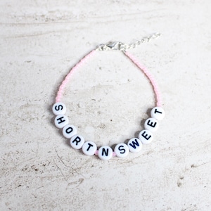 Pulseira de contas curtas e doces – miçangas rosa claro – acabamento prateado – pulseira da amizade de 7 polegadas + extensor de 1 polegada – joias femininas feitas à mão