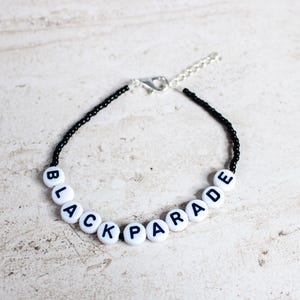 Pulseira de contas Black Parade – Miçangas pretas – Acabamento prateado – Pulseira da amizade de 18 cm + extensor de 2,5 cm – Joia artesanal inspirada no estilo Emo