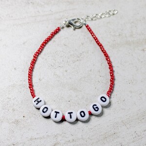 Pulsera de cuentas rojas Hot to Go: joya ajustable, llamativa y un accesorio divertido y coqueto.