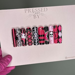 Draculaura press on nails