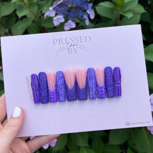 Ongles violets brillants à presser