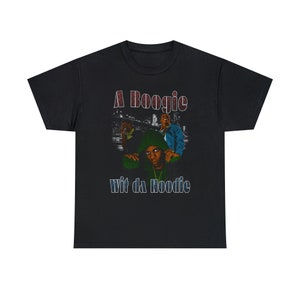 Puede incluir: Camiseta negra con un gráfico de estilo vintage de un rapero con una sudadera con capucha. El gráfico incluye el texto "A Boogie Wit da Hoodie".