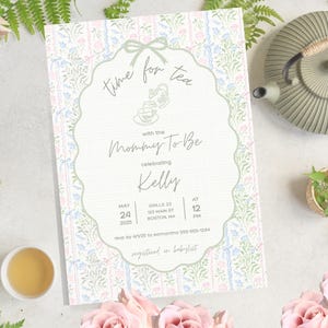 Könnte beinhalten: Eine Babyparty-Einladung mit floralem Design in Pastellfarben. Die Einladung lautet "time for tea" und enthält Details zur Veranstaltung. Eine Teekanne, Teetassen und Blumen umgeben die Einladung. Die Veranstaltung ist für Kelly.