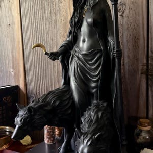 Hécate Niktipolos, (23 cm / 9,6 pulgadas) Hécate, La Vagabunda de la Noche - Escultura / Estatua de Resina