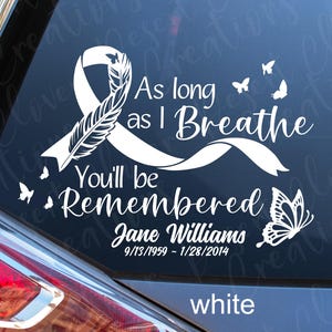Enquanto eu respirar, você será lembrado. Adesivo de vinil com penas e borboletas em forma de fita em memória do câncer. In Memoriam. Em memória amorosa.