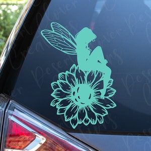 Vinylsticker fee zit op een madeliefje - vinylsticker mooie fee en bloem