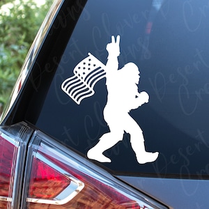 Big Foot hält eine Flagge Auto Aufkleber- Sasquatch Auto Aufkleber- Yeti mit einem amerikanischen Flagge Aufkleber - Big Foot Aufkleber-Sasquatch gibt Peace Zeichen Aufkleber