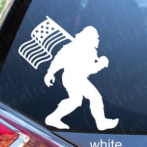 Big Foot trägt eine Flagge Auto Aufkleber- Sasquatch Auto Aufkleber- Yeti mit einem amerikanischen Flaggen Aufkleber - Big Foot Aufkleber-Sasquatch und Flaggen Aufkleber