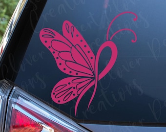 Könnte beinhalten: Ein leuchtend pinkfarbener Vinyl-Aufkleber auf der Heckscheibe eines Fahrzeugs. Der Aufkleber zeigt ein stilisiertes Schmetterlingsmotiv, bei dem ein Flügel wie ein Band geformt ist, mit feinen Linien und kreisförmigen Mustern im Flügel.