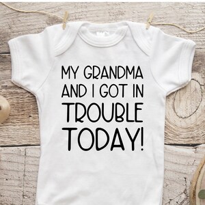 Meine Oma und ich bekamen in Trouble Today Newborn Onesie - Oma und ich Bodysuit
