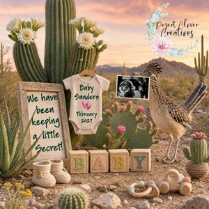 Peut inclure: Un body pour bébé beige avec le texte Baby Sanders et February 2027, un panneau en bois indiquant We have been keeping a little Secret, un grand géocoucou tenant une échographie, des cubes en bois formant BABY, des chaussons et une voiture en bois.