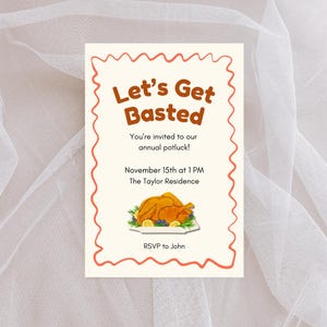 Peut inclure: Invitation de Thanksgiving avec le texte "Let's Get Basted". L'invitation comprend la date, l'heure et le lieu d'un potluck annuel. Une dinde de dessin animé est présentée au bas de l'invitation. RSVP à John.