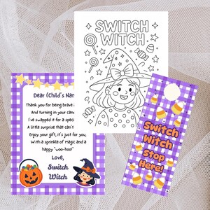 Puede incluir: Un conjunto de artículos de papelería con temática de Halloween. Incluye una página para colorear con una ilustración de bruja y el texto "SWITCH WITCH", un colgador de puerta con caramelos de maíz y el texto "Switch Witch Stop Here!", y una tarjeta con texto y una calabaza.