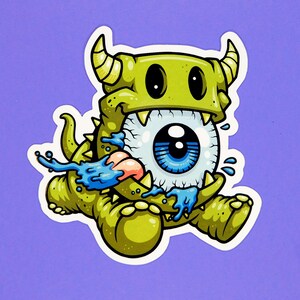 Op de afbeelding: Een groen cartoonmonster met hoorns en een groot oog dat uit zijn mond steekt. Het oog is blauw en wit met een zwarte pupil. Het monster druppelt blauwe vloeistof uit zijn mond.