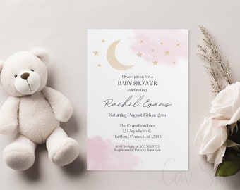 Peut inclure: Une invitation de fête prénatale rose et blanche avec des étoiles dorées et une lune croissante. L'invitation indique "Veuillez vous joindre à nous pour une fête prénatale célébrant Rachel Evans Samedi 15 août à 14h00 La résidence Evans 123 Anywhere St. Hartford Connecticut 12345 RSVP à Kate au 5555555555 Enregistré chez Pottery Barn Kids"