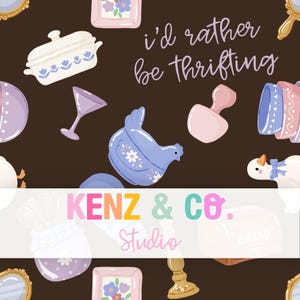 Puede incluir: Un fondo marrón con ilustraciones de objetos vintage en colores pastel, incluyendo una fuente para hornear, una copa de cóctel, una figura de gallina y un espejo. El texto manuscrito dice "i'd rather be thrifting". El texto "KENZ & CO. Studio" está escrito en una fuente colorida.