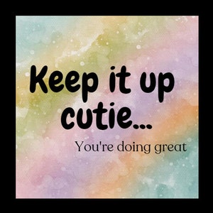 Peut inclure: Image carrée avec un fond aquarelle dans les tons rose, jaune et bleu. Le texte "Keep it up cutie... You're doing great" est écrit en noir, en cursive.