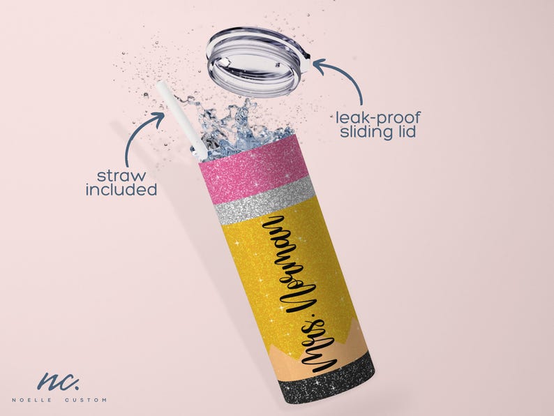 Op de afbeelding: Een gele, roze en zilveren glitterbeker met een zwart deksel en een rietje. De beker is gevormd als een potlood en heeft de tekst "Mrs. Johnson" erop. Het deksel is lekvrij en heeft een schuifopening.