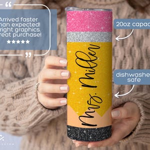 Op de afbeelding: Een gele en roze glitterbeker met een zwart potloodontwerp en de tekst "Mrs. Miller". De beker heeft een inhoud van 20 oz en is vaatwasmachinebestendig.
