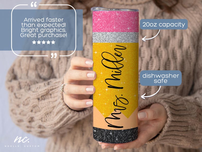 Op de afbeelding: Een gele en roze glitterbeker met een zwart potloodontwerp en de tekst "Mrs. Miller". De beker heeft een inhoud van 20 oz en is vaatwasmachinebestendig.