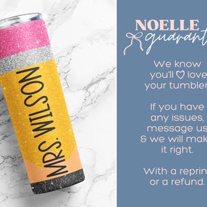 Op de afbeelding: Een gele en roze glitterbeker met een zwart potloodontwerp en de tekst "MRS. WILSON". De beker staat op een wit marmeren oppervlak. De tekst "NOELLE guarantee" is in roze en wit op een blauwe achtergrond. De tekst luidt "We weten dat je van je beker zult houden! Als je problemen hebt, stuur ons een bericht en we zullen er alles aan doen om het goed te maken. Met een herdruk of een terugbetaling."