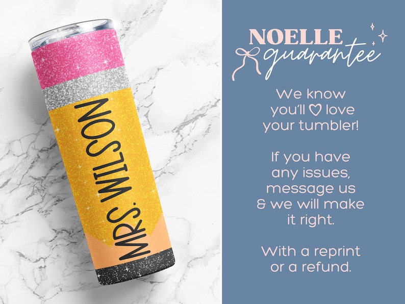 Op de afbeelding: Een gele en roze glitterbeker met een zwart potloodontwerp en de tekst "MRS. WILSON". De beker staat op een wit marmeren oppervlak. De tekst "NOELLE guarantee" is in roze en wit op een blauwe achtergrond. De tekst luidt "We weten dat je van je beker zult houden! Als je problemen hebt, stuur ons een bericht en we zullen er alles aan doen om het goed te maken. Met een herdruk of een terugbetaling."
