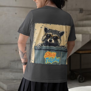 Bleib Trashy Waschbär Shirt | Lustiges Vintage Taschen-T-Shirt | Edgy Wortspiel Shirt | VozAlta Trash Panda Tee