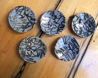 Petit plat fait main en poterie bleu avec motif graffiti
