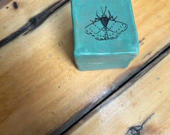 Keramikdose Grün mit Motte, handgemachte kleine Keramik