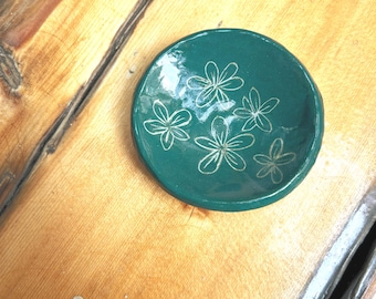Petite assiette en céramique sculptée à la main en forme de fleur