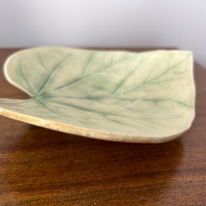 Assiette en forme de feuille poterie faite main ~ Art inspiré de la nature