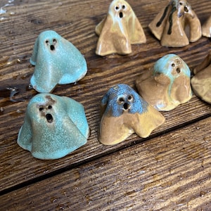 Handgjorda spökfigurer i keramik